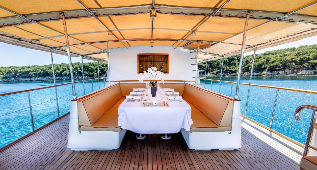 Yacht Clara One 32m Luxe Hotel en barco